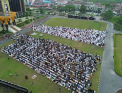 Ribuan Masyarakat Hadiri Sholat Idul Fitri 1445 H / 2024 di Halaman Mapolda Riau