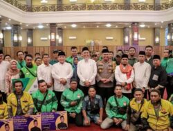 Penjabat Gubernur Riau SF Hariyanto Bersama Wali Kota Dumai H.Paisal Menyerahkan Secara Simbolis Bantuan Sosial