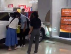 Viral! Anak Kecil Menabrakkan Mobil Display di Mal, Netizen Auro Miris