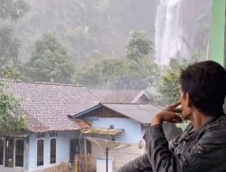 Viral! Rumah dengan Latar Pemandangan Air Terjun di Cianjur, Bikin Adem