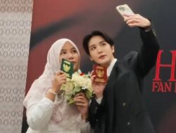 Viral! Wanita Ini Ajak Hakken Ryou Foto Sambil Pegang Buku Nikah, Mirip Pengantin Baru