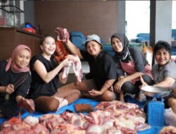 5 Potret Ayu Ting Ting Jadi Panitia Kurban, Gercep Potong Daging Bareng Keluarga