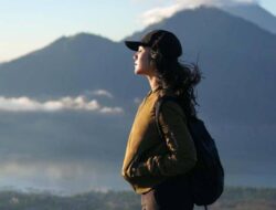 9 Artis Cantik Indonesia yang Hobi Naik Gunung