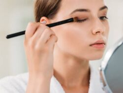 10 Tips Makeup untuk yang Matanya Selalu Berair
