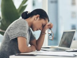 6 Tanda Overwork yang Tidak Boleh Diabaikan, saatnya Rehat dan Liburan