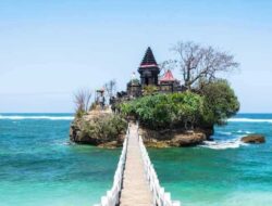 8 Pantai Terindah di Jawa Timur, Ada yang Mirip Tanah Lot Bali