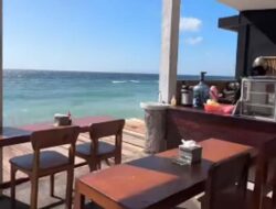 Viral! Warung Pecel Lele dengan View Laut yang Cantik, Harga Menunya Cuma Rp20 Ribuan