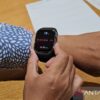 Cara menghubungkan smartwatch olahraga dengan aplikasi di handphone