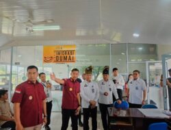 Staf khusus menteri saat melakukan kunjungan di Kantor Imigrasi Dumai