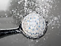 7 bahaya membawa ponsel ke kamar mandi yang bisa mengancam kesehatan