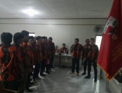 Yulius Medi Wakil Ketua III MPC Pemuda Pancasila Secara Langsung Melakukan Pengukuhan Kepada Edi Taufik Beserta Jajaran.