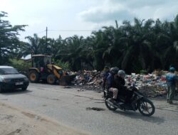 Langkah Cepat Ketua LPMK  Arpan Mawardi Harahap Bersama Kepala UPT DLH Eztry Yendra  Gotong Royong Bersihkan Sampah