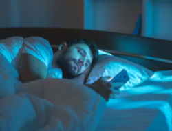 Sering main ponsel sebelum tidur? Ini dampak yang harus diwaspadai