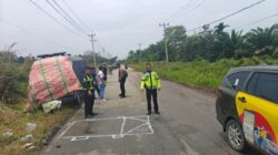 Mobil Tahanan Polsek Mandau Polres Bengkalis Terguling di Jalan Dumai–Sei Pakning, Dua Anggota Polisi Luka Ringan