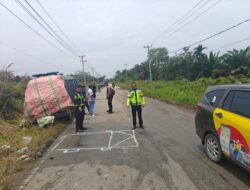 Mobil Tahanan Polsek Mandau Polres Bengkalis Terguling di Jalan Dumai–Sei Pakning, Dua Anggota Polisi Luka Ringan