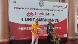 Bank Jatim Situbondo Serahkan Ambulans dan 1.000 Bibit Mahoni, Dukung Layanan Kesehatan dan Kelestarian Lingkungan – BeritaNasional.ID