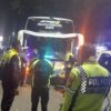 Aksi Ugal-ugalan Bus Nyaris Celakai Rombongan Wartawan dan Warga, Dihentikan Polisi – BeritaNasional.ID