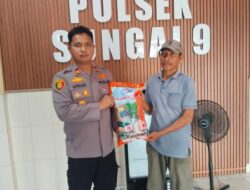 Polsek Sungai Sembilan Memberikan Bantuan Benih Jagung Pipil Dalam Rangka Mendukung Program Ketahanan Pangan Nasional.