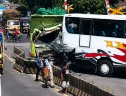 Bus Akas Asri Tabrak Dua Dump Truk di Tegalsiwalan Probolinggo, Tidak Ada Korban Jiwa – BeritaNasional.ID