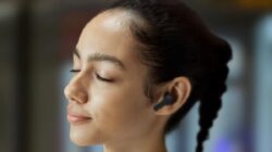 Pakai earbuds Bluetooth setiap hari, berbahaya bagi kesehatan?