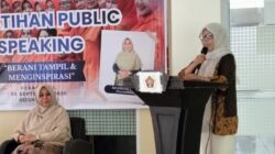 Pelatihan Public Speaking IKWI Riau Dorong Perempuan Berani Tampil dan Ubah Mindset.