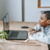 Tips aman mengontrol HP anak di era serba digital