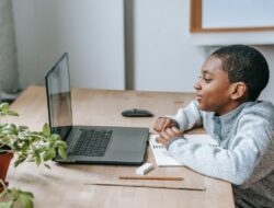 Tips aman mengontrol HP anak di era serba digital